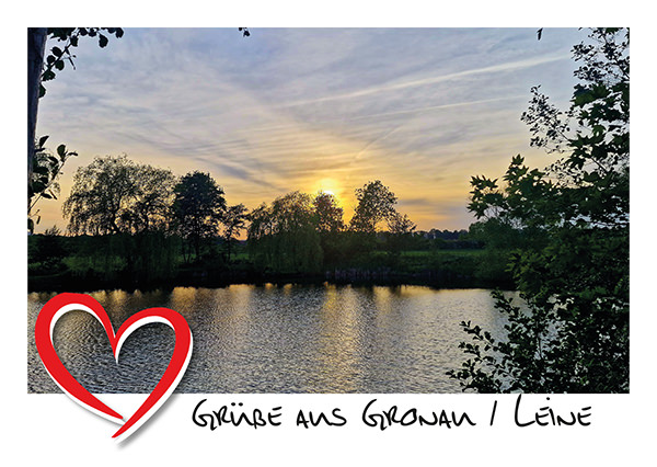 Postkarte mit dem Schriftzug Grüße aus Gronau / Leine und Blick auf einen Teich